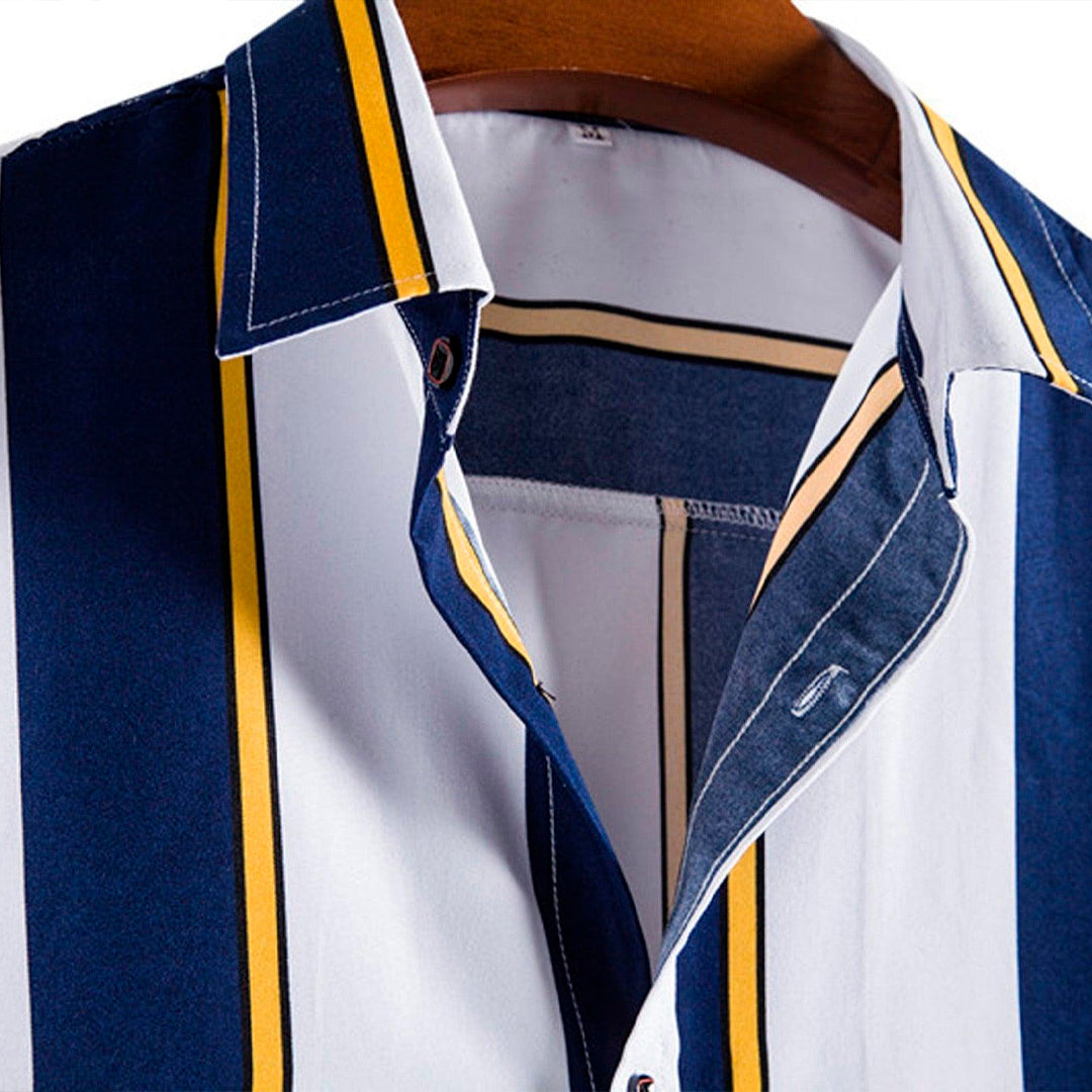 Camisa Manga Curta Listrada Marcanzzi Navy MZ595 em azul, branco e amarelo, com tecido leve, caimento confortável e estilo versátil para o dia a dia.