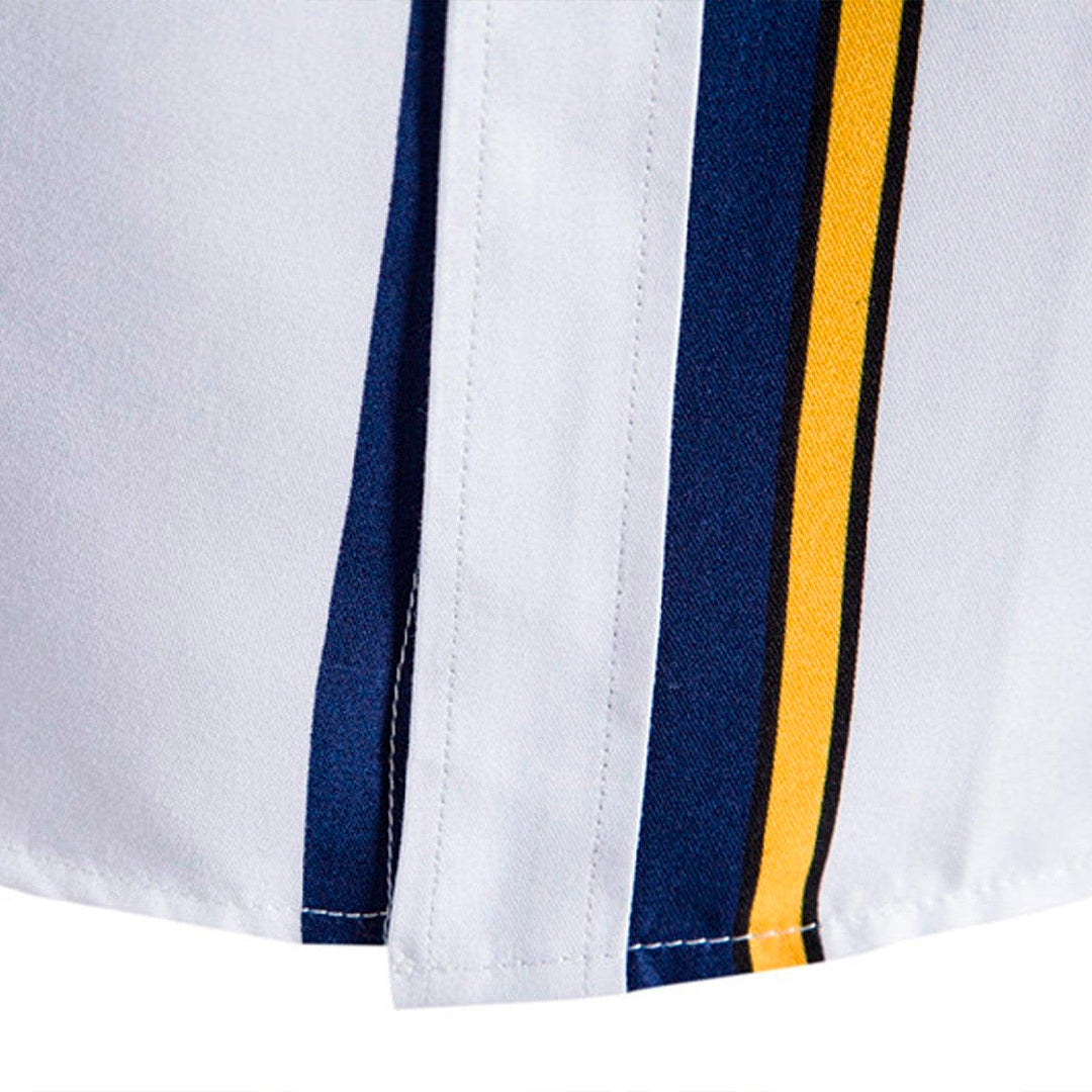 Camisa Manga Curta Listrada Marcanzzi Navy MZ595 em azul, branco e amarelo, com tecido leve, caimento confortável e estilo versátil para o dia a dia.