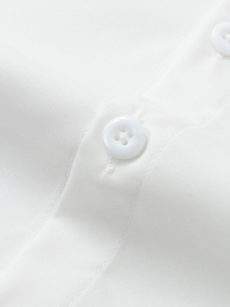 Camisa Manga Curta Marcanzzi Flower MZ576 branca com estampa discreta de flor preta, tecido leve, confortável e design minimalista versátil.