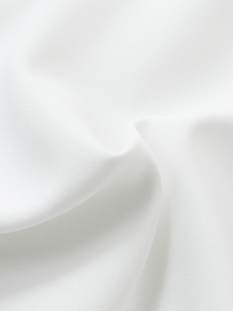 Camisa Manga Curta Marcanzzi Flower MZ576 branca com estampa discreta de flor preta, tecido leve, confortável e design minimalista versátil.