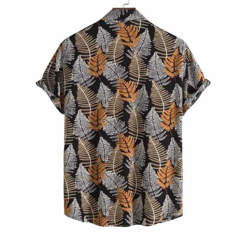 Camisa Manga Curta Marcanzzi Marbella MZ581 com estampa tropical de folhas em preto, branco e dourado, tecido leve, caimento confortável e versátil.