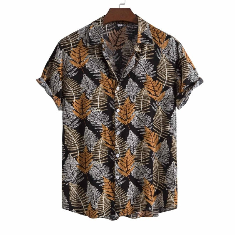 Camisa Manga Curta Marcanzzi Marbella MZ581 com estampa tropical de folhas em preto, branco e dourado, tecido leve, caimento confortável e versátil.