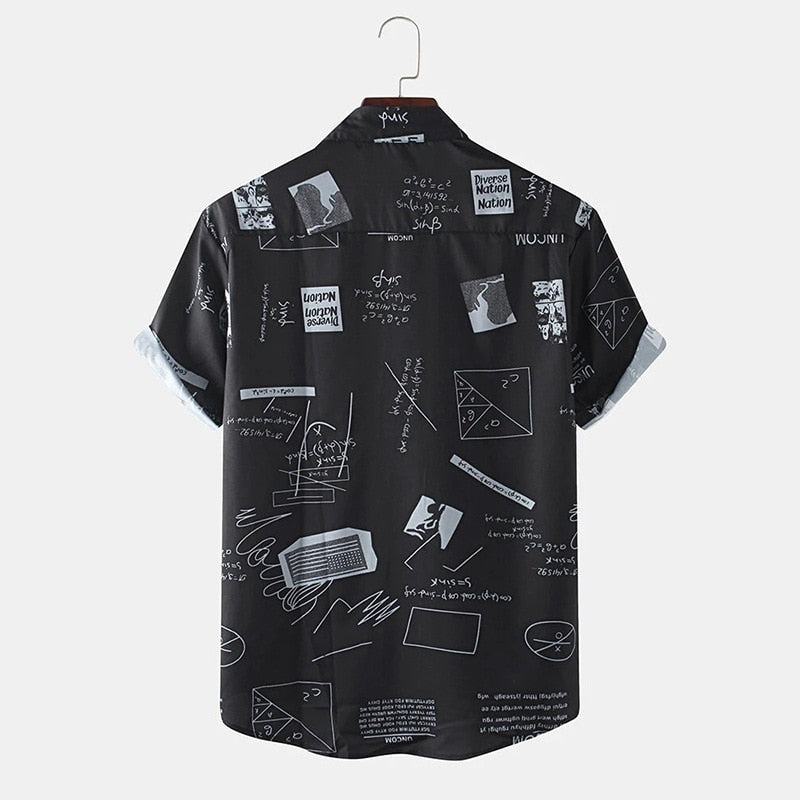 Camisa Manga Curta Marcanzzi Nation MZ584 preta com estampa branca criativa, tecido leve e confortável, estilo moderno e versátil para diferentes produções.