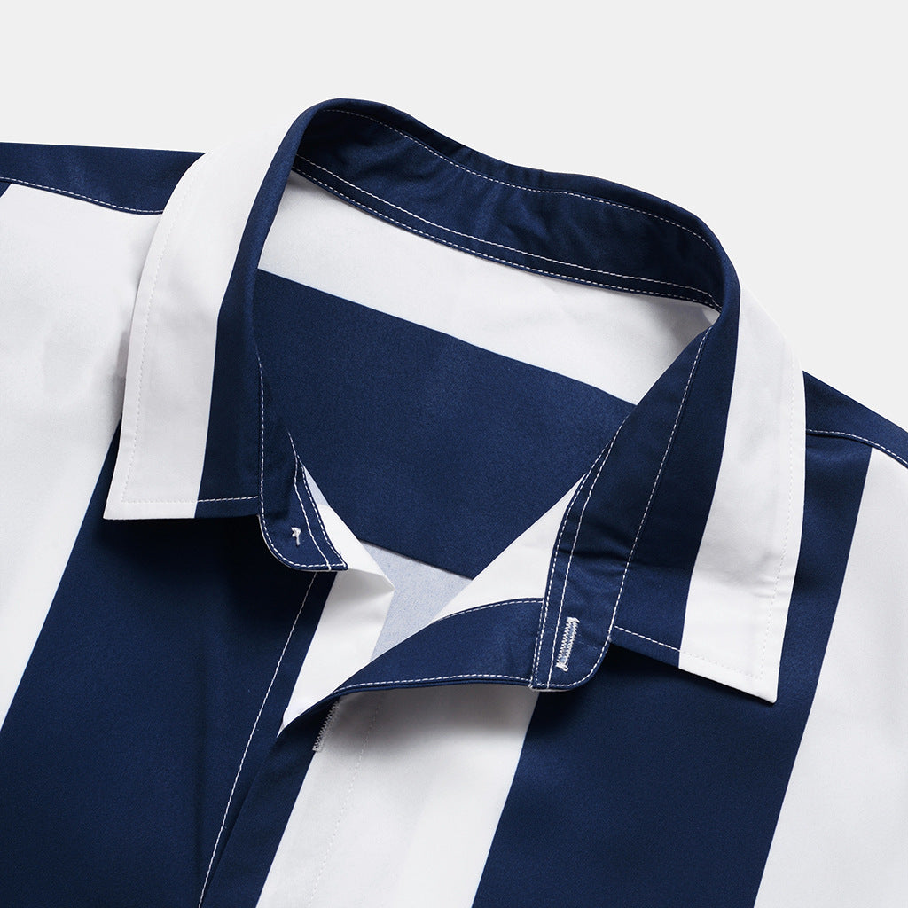 Camisa Manga Curta Marcanzzi Ocean MZ585 com listras verticais azul-marinho e branco, tecido leve, caimento confortável e design moderno versátil.