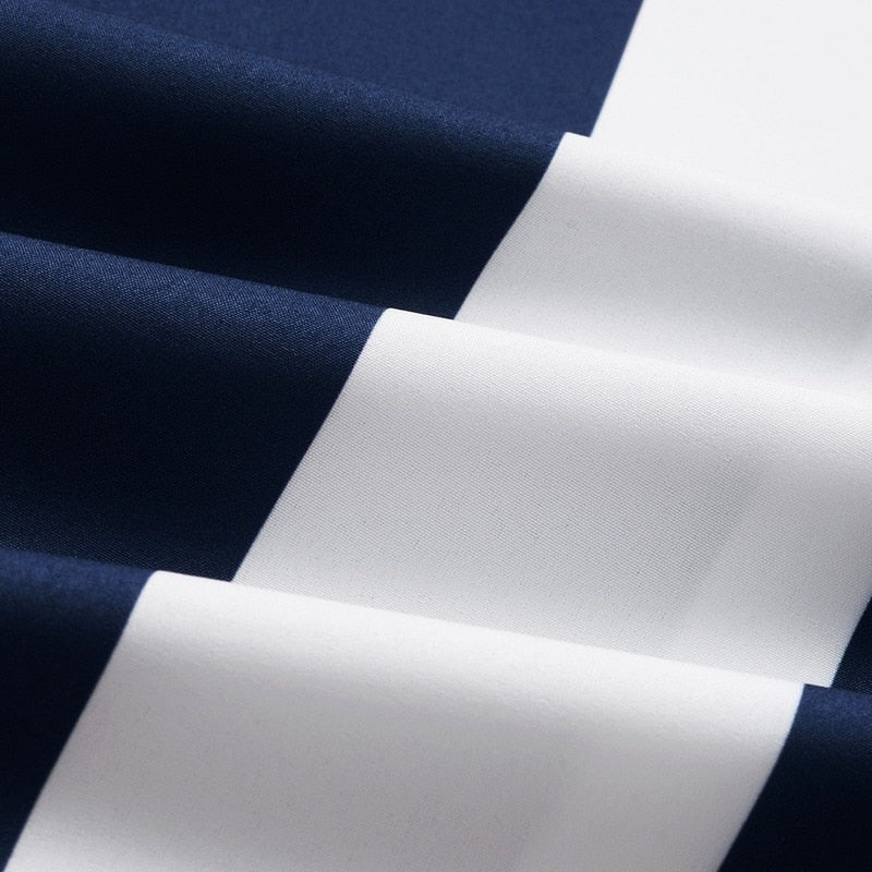 Camisa Manga Curta Marcanzzi Ocean MZ585 com listras verticais azul-marinho e branco, tecido leve, caimento confortável e design moderno versátil.