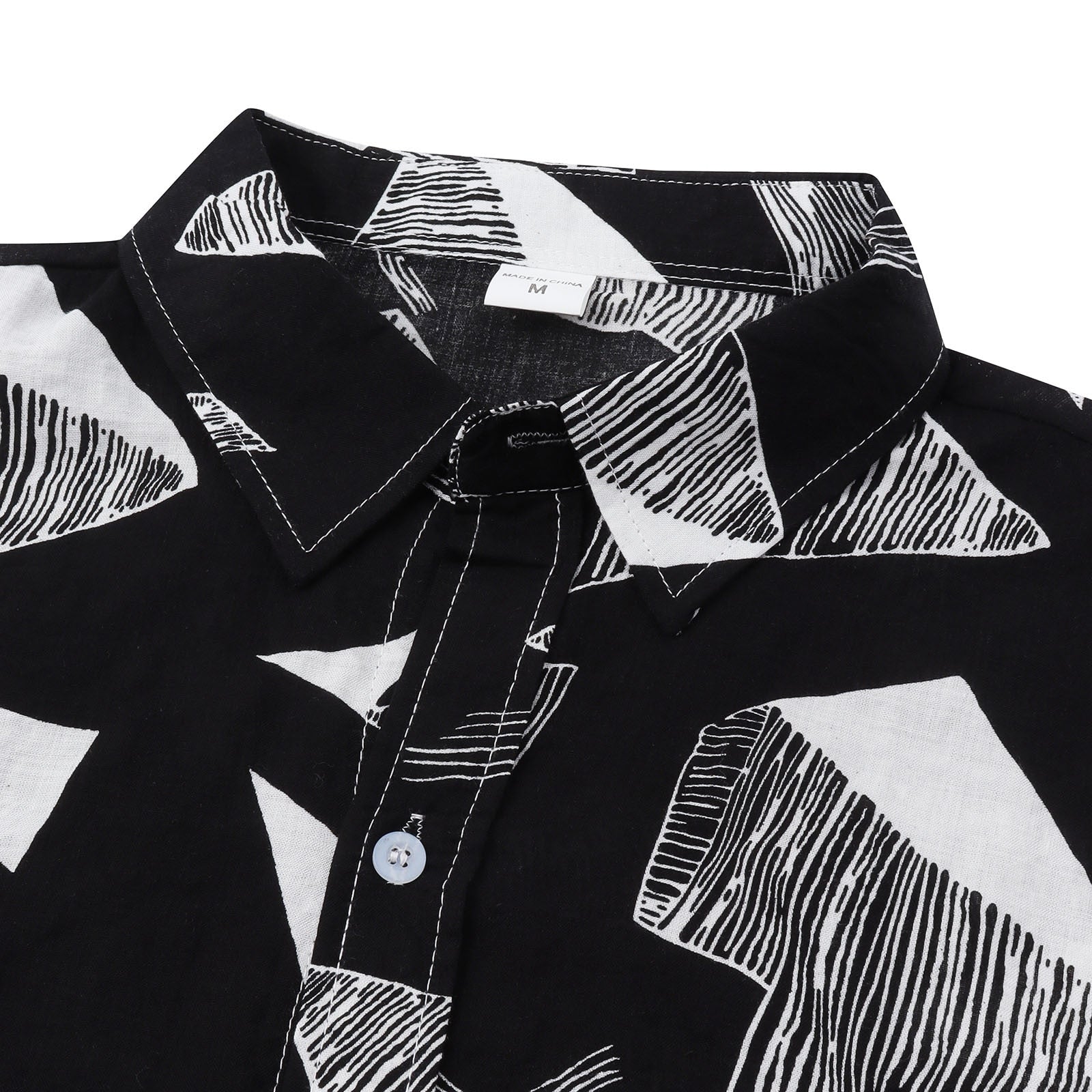 Camisa Manga Curta Marcanzzi Siena MZ588 em preto e branco com estampa geométrica, tecido leve e confortável, estilo moderno e versátil.