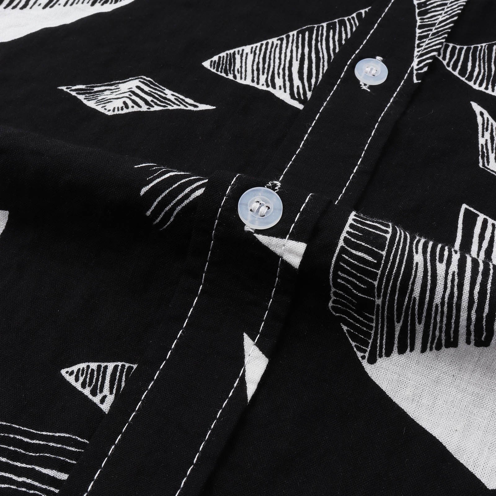 Camisa Manga Curta Marcanzzi Siena MZ588 em preto e branco com estampa geométrica, tecido leve e confortável, estilo moderno e versátil.