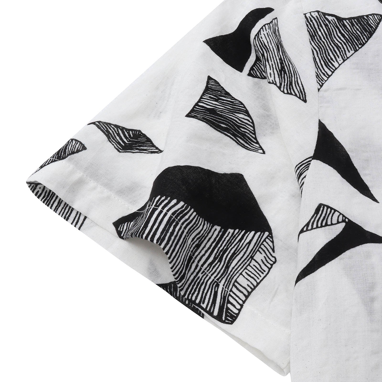 Camisa Manga Curta Marcanzzi Siena MZ588 em preto e branco com estampa geométrica, tecido leve e confortável, estilo moderno e versátil.