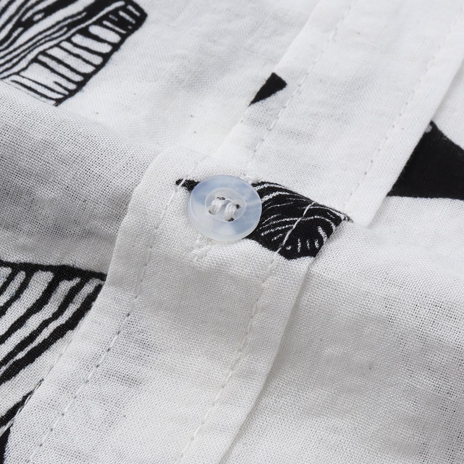 Camisa Manga Curta Marcanzzi Siena MZ588 em preto e branco com estampa geométrica, tecido leve e confortável, estilo moderno e versátil.