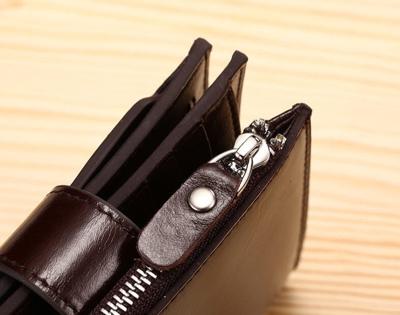 Carteira Masculina de Couro Manbag Marcanzzi RZ478 feita em couro premium com zíper, bolsos internos e acabamento sofisticado para organização prática.