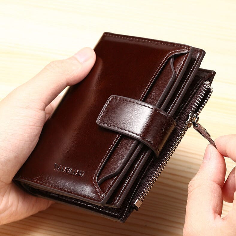 Carteira Masculina de Couro Manbag Marcanzzi RZ478 feita em couro premium com zíper, bolsos internos e acabamento sofisticado para organização prática.