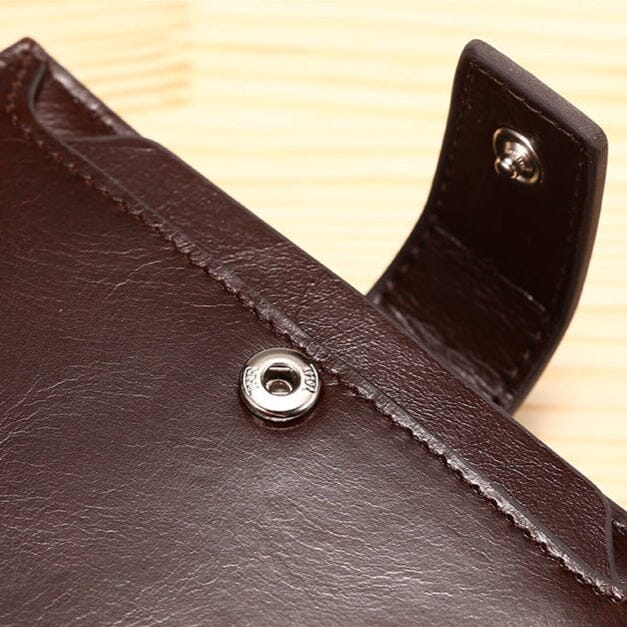 Carteira Masculina de Couro Manbag Marcanzzi RZ478 feita em couro premium com zíper, bolsos internos e acabamento sofisticado para organização prática.