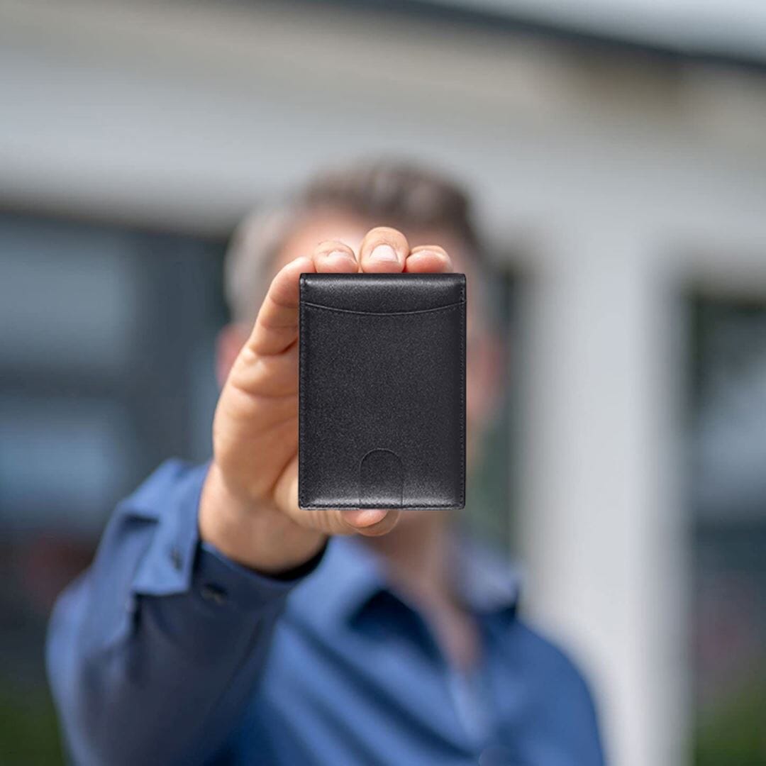 Carteira Masculina de Couro Slim Marcanzzi RZ481 feita em couro PU premium, com costura reforçada e design compacto para praticidade e elegância.