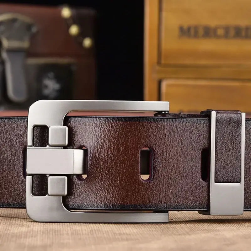 Cinto Masculino de Couro Confy Marcanzzi MZ344 feito em couro ecológico premium, com fivela sofisticada e design moderno para estilo atemporal.