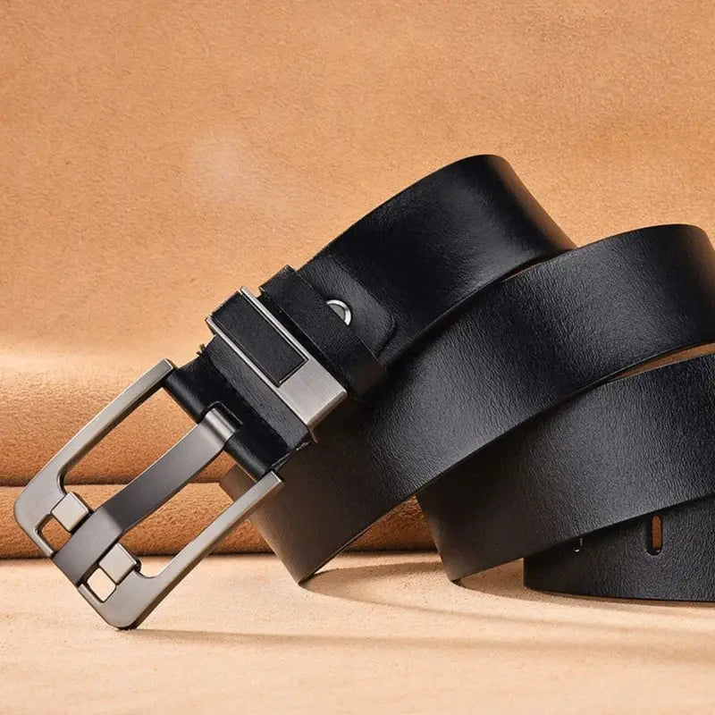 Cinto Masculino de Couro Confy Marcanzzi MZ344 feito em couro ecológico premium, com fivela sofisticada e design moderno para estilo atemporal.