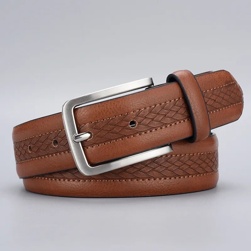 Cinto Masculino Couro Romenzi Atemporal RZ462 com visual clássico, ideal para compor looks autênticos com sofisticação e qualidade duradoura.