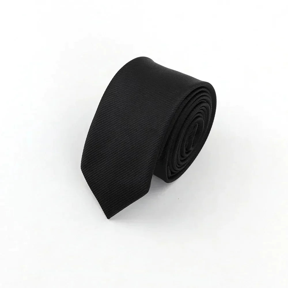 Gravata Executiva Marcanzzi MZ454: design minimalista, alta qualidade, corte moderno. Ideal para ambientes corporativos e eventos formais. Elegância garantida.