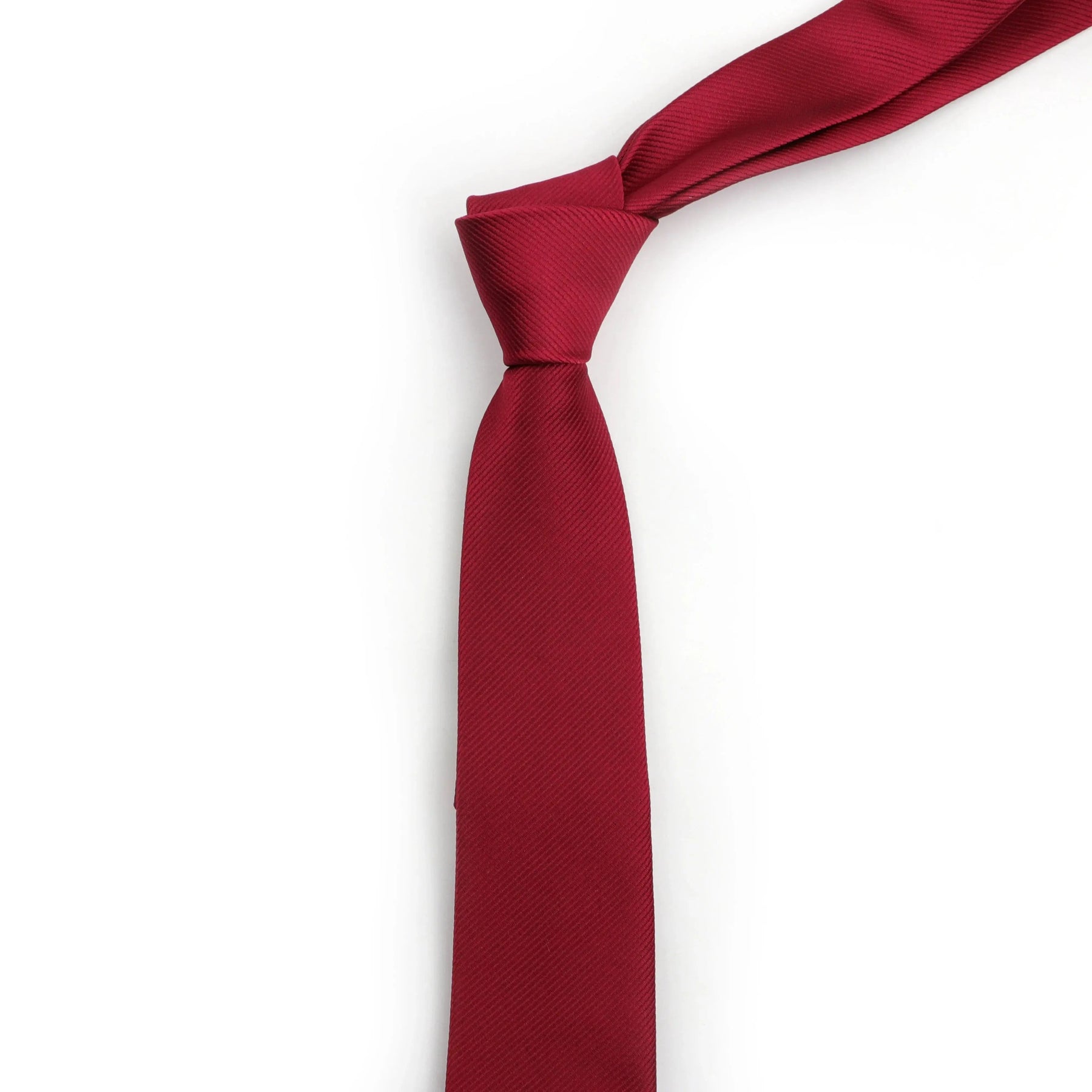 Gravata Executiva Marcanzzi MZ454: design minimalista, alta qualidade, corte moderno. Ideal para ambientes corporativos e eventos formais. Elegância garantida.