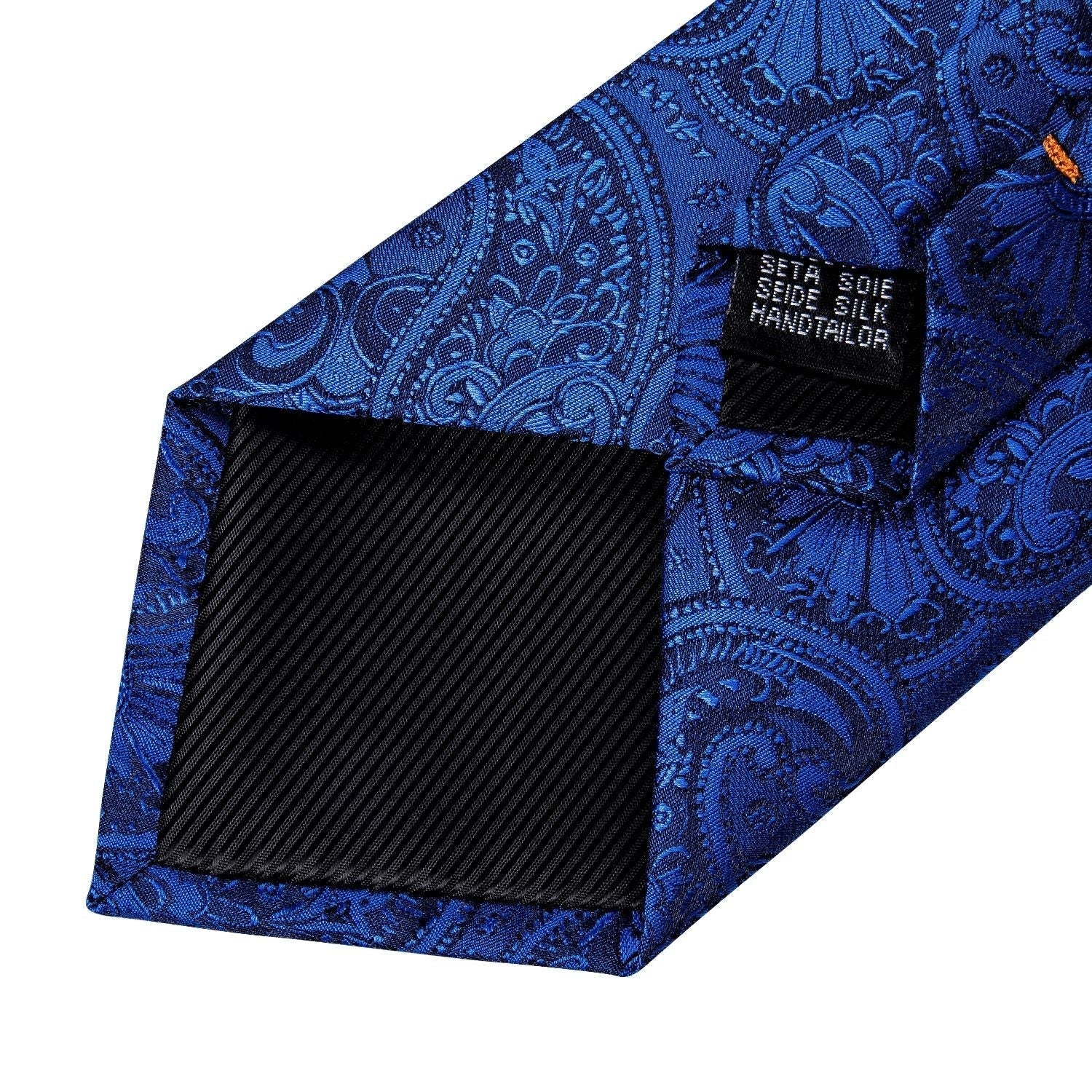 Conjunto com Gravata Romenzi Estampada RZ455, broche, anel e acessórios, ideal para ocasiões especiais e visuais refinados com personalidade.