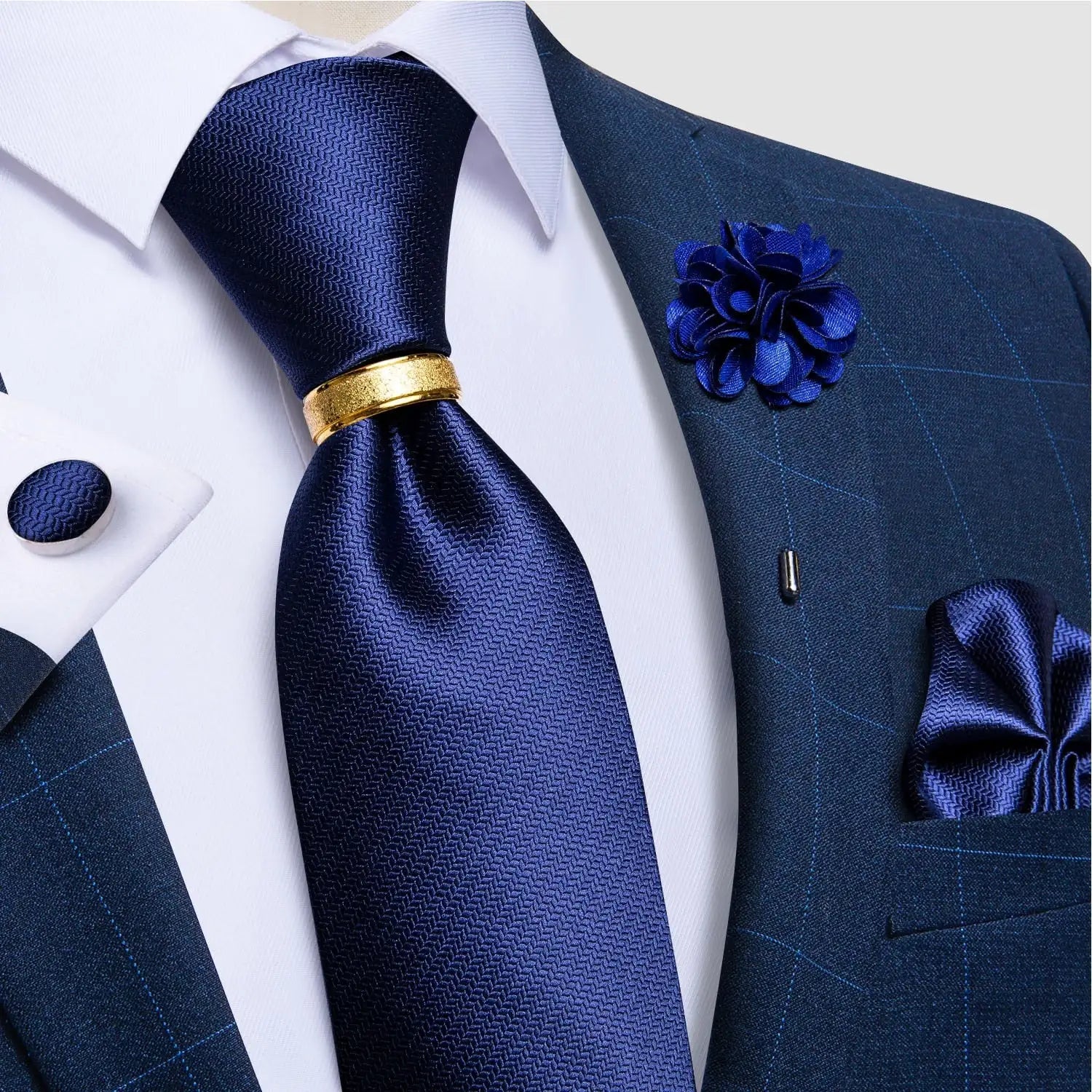 Gravata Marcanzzi Fortuna MZ451 com broche e anel exclusivos, acabamento premium e design sofisticado para elegância e destaque masculino.