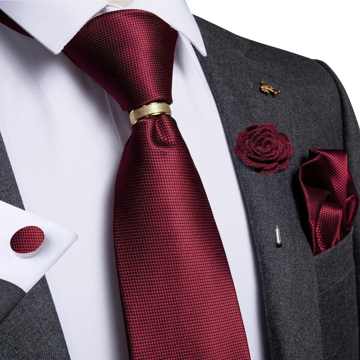 Gravata Marcanzzi Fortuna MZ451 com broche e anel exclusivos, acabamento premium e design sofisticado para elegância e destaque masculino.
