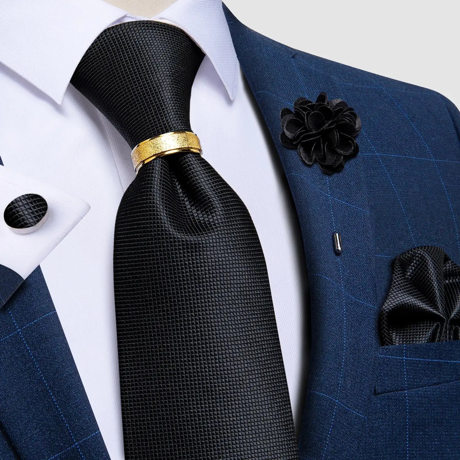 Gravata Marcanzzi Fortuna MZ451 com broche e anel exclusivos, acabamento premium e design sofisticado para elegância e destaque masculino.