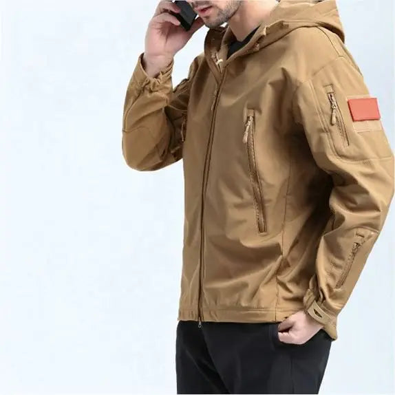 Jaqueta Impermeável Masculina Marcanzzi MZ165 com design moderno, acabamento sofisticado e tecido resistente à chuva para conforto e estilo em qualquer ocasião.