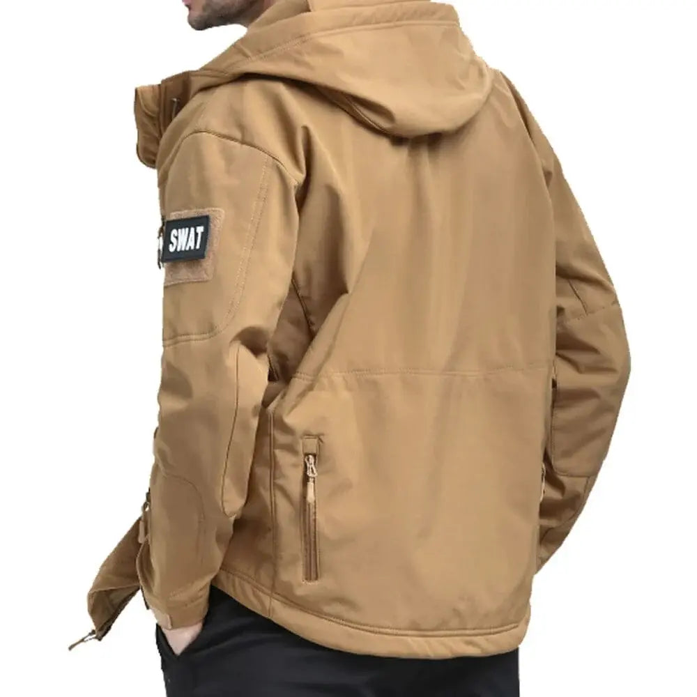 Jaqueta Impermeável Masculina Marcanzzi MZ165 com design moderno, acabamento sofisticado e tecido resistente à chuva para conforto e estilo em qualquer ocasião.
