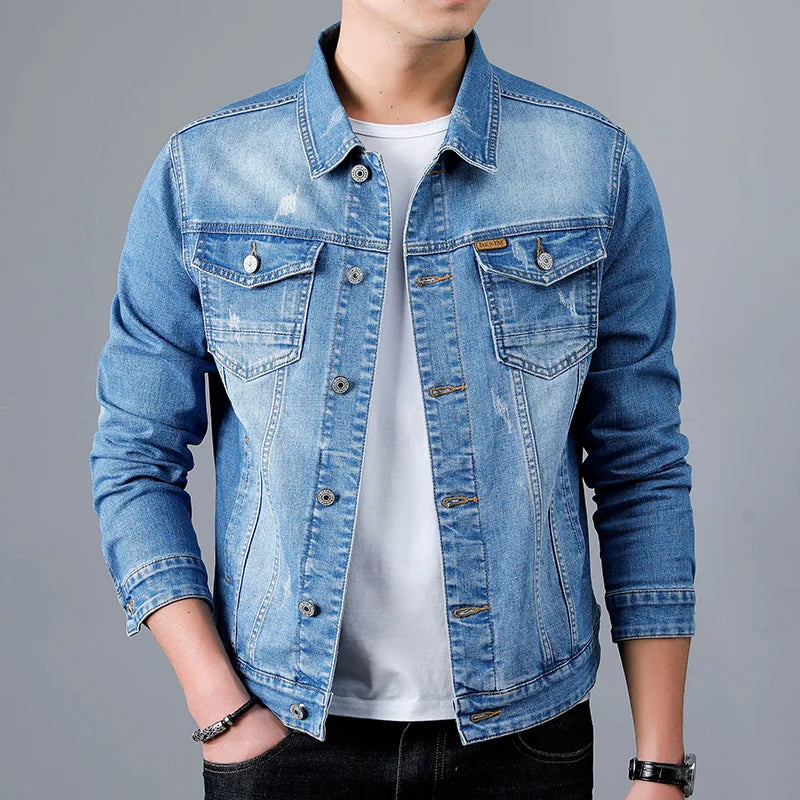 Jaqueta Jeans Denim Masculina Marcanzzi MZ153 em denim premium, resistente, leve e confortável, com costuras reforçadas e estilo clássico atemporal.