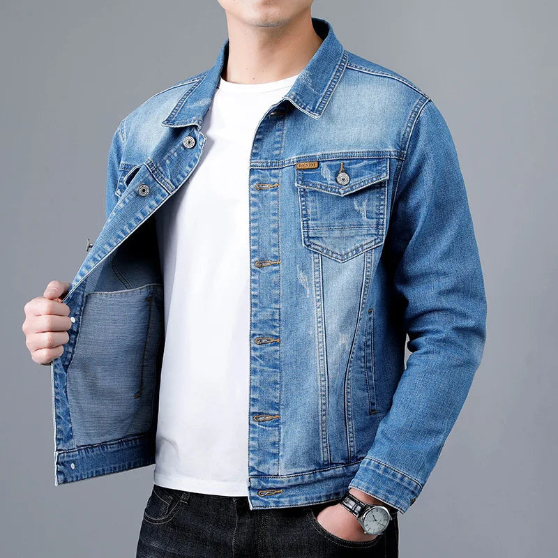 Jaqueta Jeans Denim Masculina Marcanzzi MZ153 em denim premium, resistente, leve e confortável, com costuras reforçadas e estilo clássico atemporal.