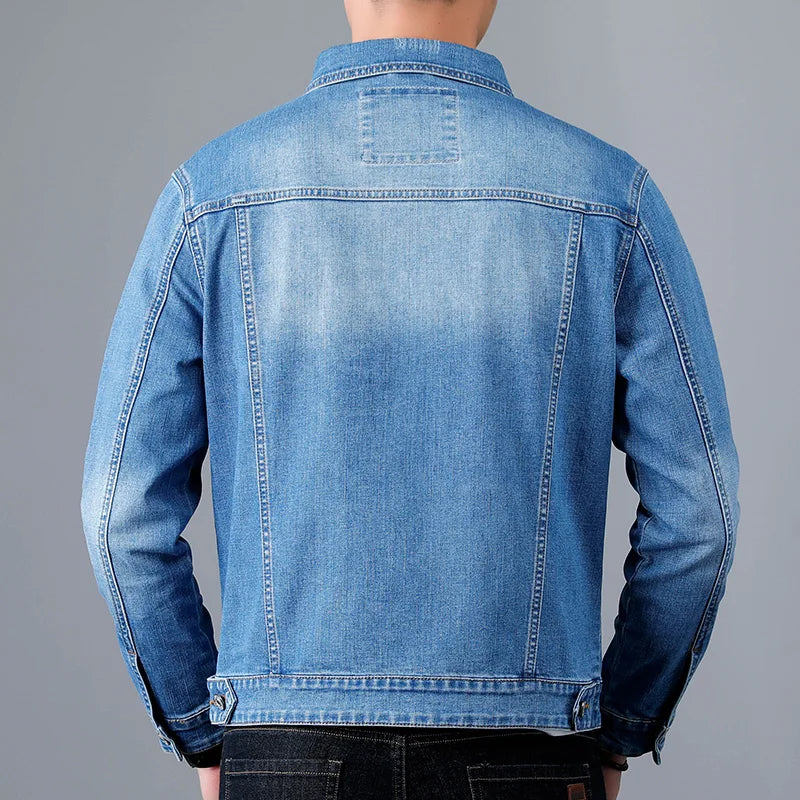 Jaqueta Jeans Denim Masculina Marcanzzi MZ153 em denim premium, resistente, leve e confortável, com costuras reforçadas e estilo clássico atemporal.