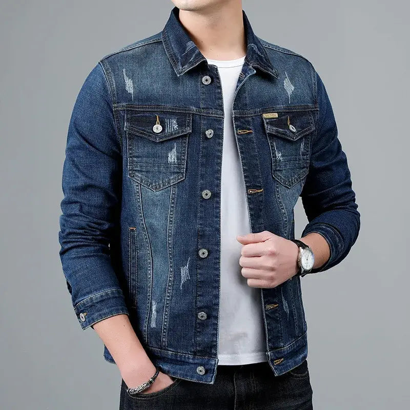 Jaqueta Jeans Denim Masculina Marcanzzi MZ153 em denim premium, resistente, leve e confortável, com costuras reforçadas e estilo clássico atemporal.