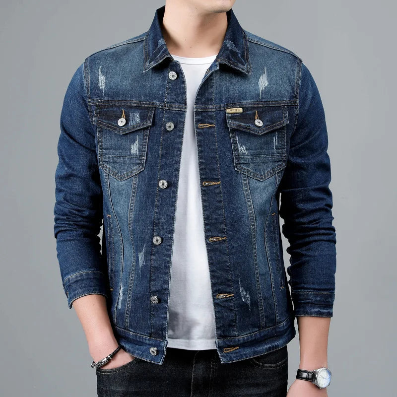 Jaqueta Jeans Denim Masculina Marcanzzi MZ153 em denim premium, resistente, leve e confortável, com costuras reforçadas e estilo clássico atemporal.