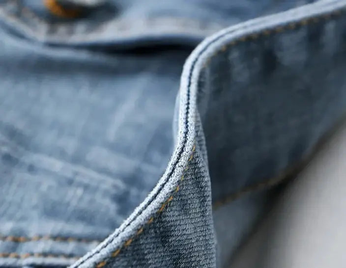 Jaqueta Jeans Denim Masculina Marcanzzi MZ153 em denim premium, resistente, leve e confortável, com costuras reforçadas e estilo clássico atemporal.