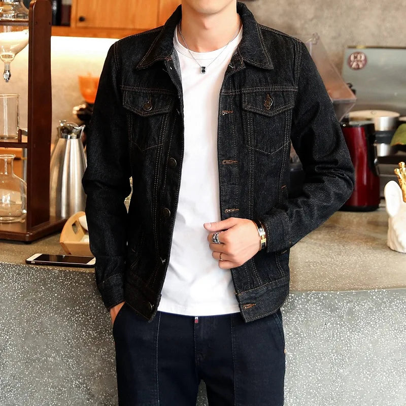Jaqueta Jeans Masculina Casual Marcanzzi MZ159 em denim premium, resistente, versátil e confortável, perfeita para looks casuais ou combinações mais sofisticadas.
