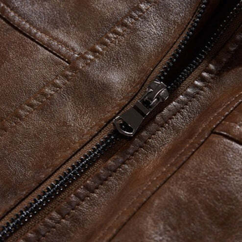 Jaqueta Masculina de Couro Original Marcanzzi MZ125 em couro legítimo, com capuz removível, costuras reforçadas e interior macio para durabilidade e elegância.