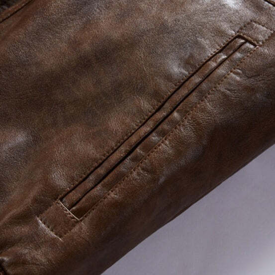 Jaqueta Masculina de Couro Original Marcanzzi MZ125 em couro legítimo, com capuz removível, costuras reforçadas e interior macio para durabilidade e elegância.