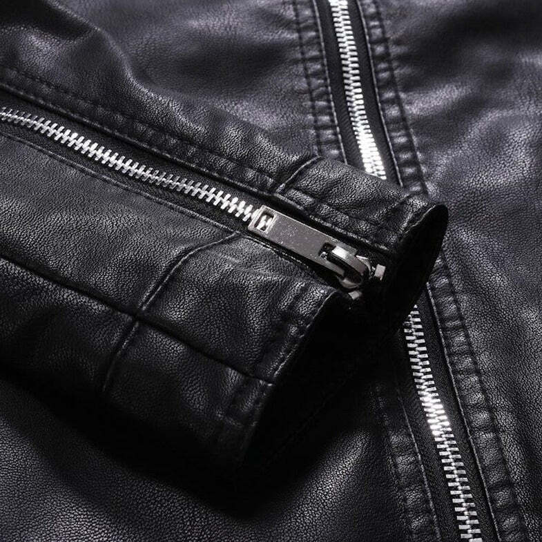 Jaqueta Masculina de Couro Marcanzzi Classic MZ117 feita em couro genuíno, com costuras reforçadas, interior macio e design sofisticado para dias frios.