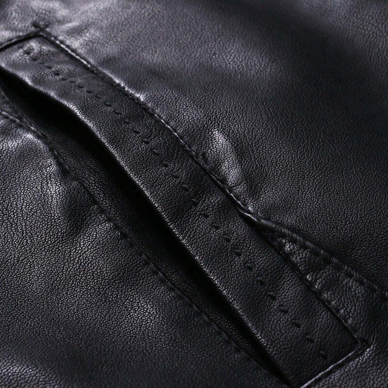 Jaqueta Masculina de Couro Marcanzzi Classic MZ117 feita em couro genuíno, com costuras reforçadas, interior macio e design sofisticado para dias frios.