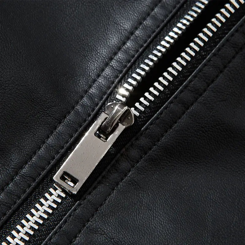 Jaqueta Masculina de Couro Marcanzzi Classic MZ117 feita em couro genuíno, com costuras reforçadas, interior macio e design sofisticado para dias frios.
