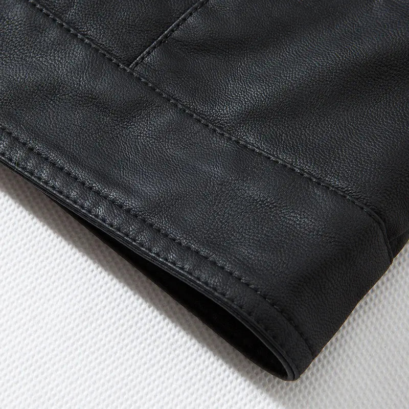 Jaqueta Masculina de Couro Marcanzzi Classic MZ117 feita em couro genuíno, com costuras reforçadas, interior macio e design sofisticado para dias frios.