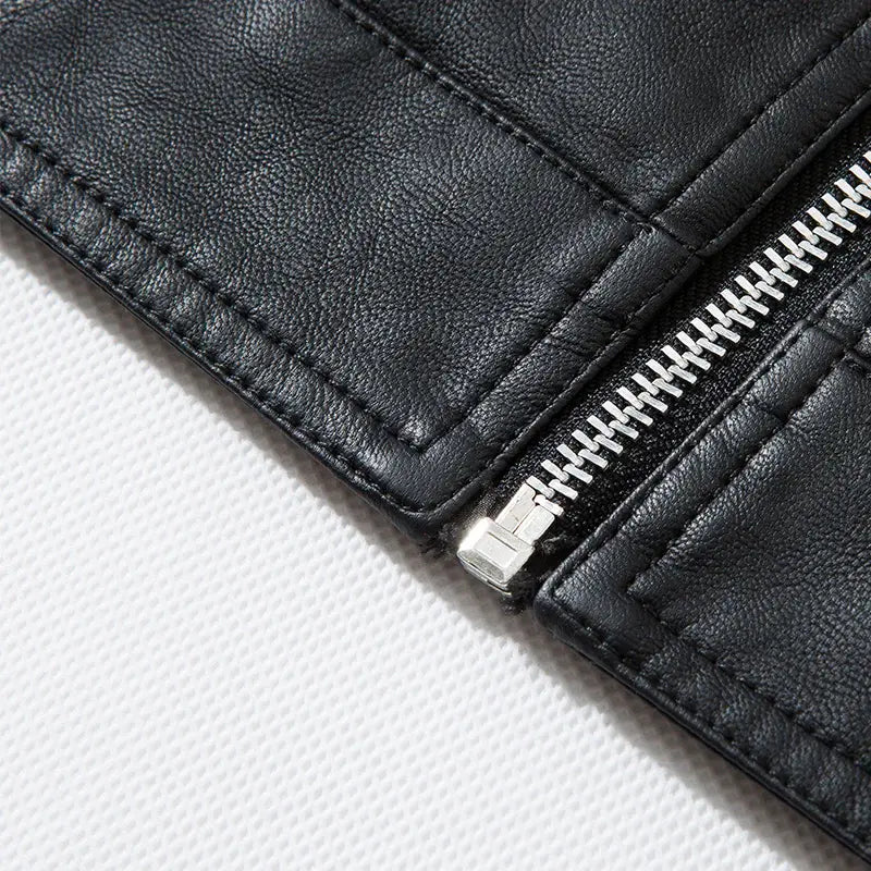 Jaqueta Masculina de Couro Marcanzzi Classic MZ117 feita em couro genuíno, com costuras reforçadas, interior macio e design sofisticado para dias frios.