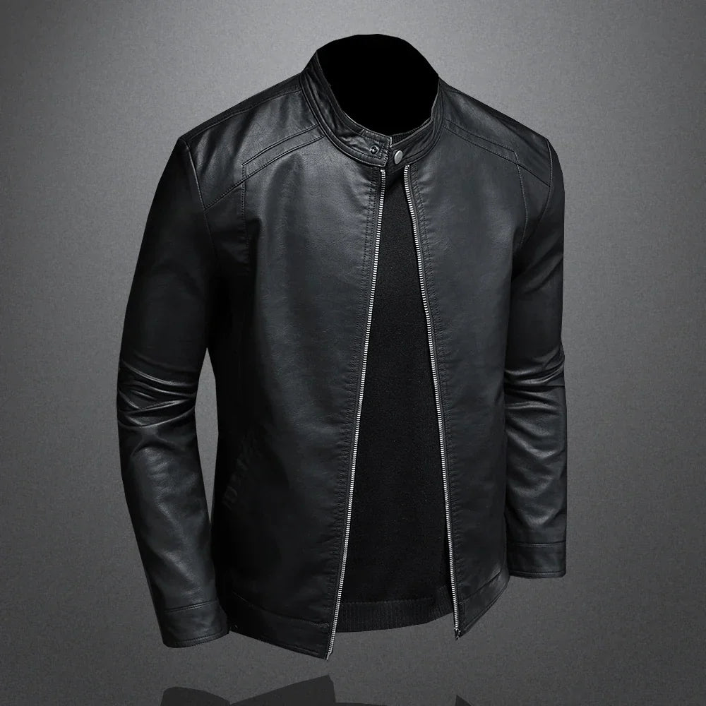 Jaqueta Masculina de Couro Marcanzzi Classic MZ117 feita em couro genuíno, com costuras reforçadas, interior macio e design sofisticado para dias frios.
