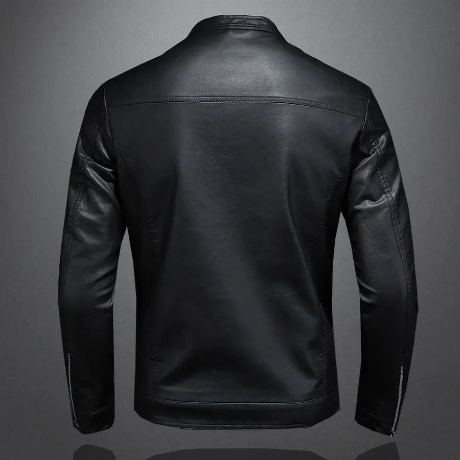 Jaqueta Masculina de Couro Marcanzzi Classic MZ117 feita em couro genuíno, com costuras reforçadas, interior macio e design sofisticado para dias frios.