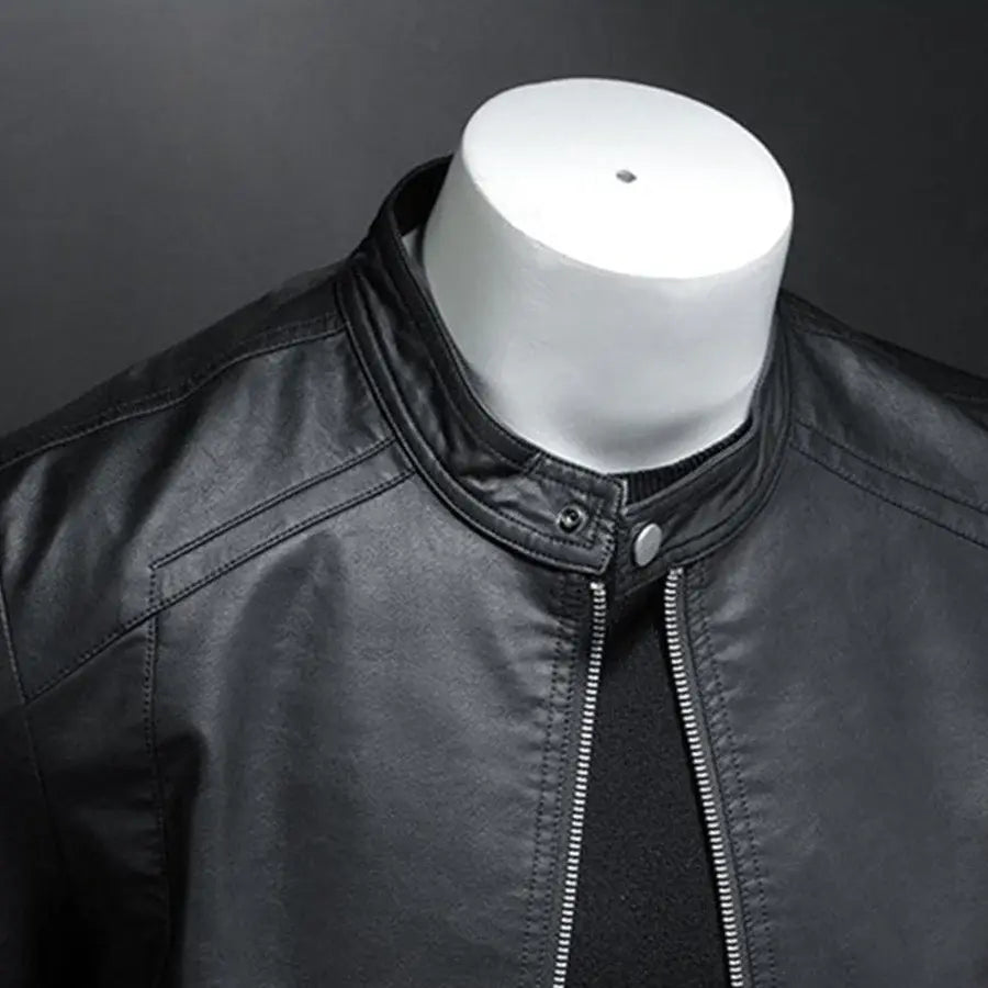 Jaqueta Masculina de Couro Marcanzzi Classic MZ117 feita em couro genuíno, com costuras reforçadas, interior macio e design sofisticado para dias frios.
