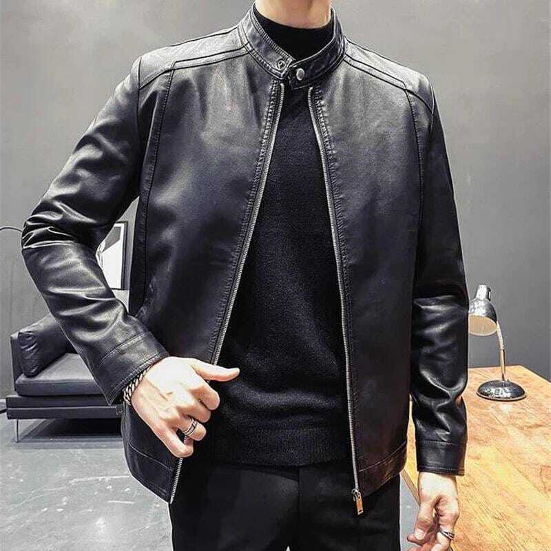 Jaqueta Masculina de Couro Marcanzzi Classic MZ117 feita em couro genuíno, com costuras reforçadas, interior macio e design sofisticado para dias frios.