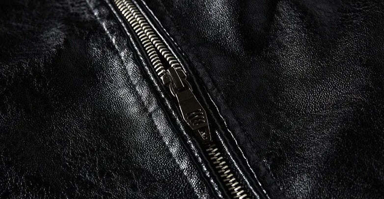 Jaqueta Masculina de Motoqueiro em Couro Marcanzzi MZ139 feita em couro resistente, com costuras reforçadas e design sofisticado para segurança e estilo.