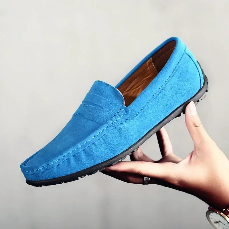 Mocassim Masculino Marcanzzi MZ305: elegância e conforto em camurça premium. Ideal para ocasiões casuais e formais. Durável, macio e sofisticado.