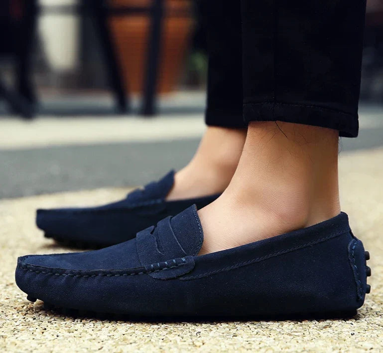 Mocassim Masculino Marcanzzi MZ305: elegância e conforto em camurça premium. Ideal para ocasiões casuais e formais. Durável, macio e sofisticado.