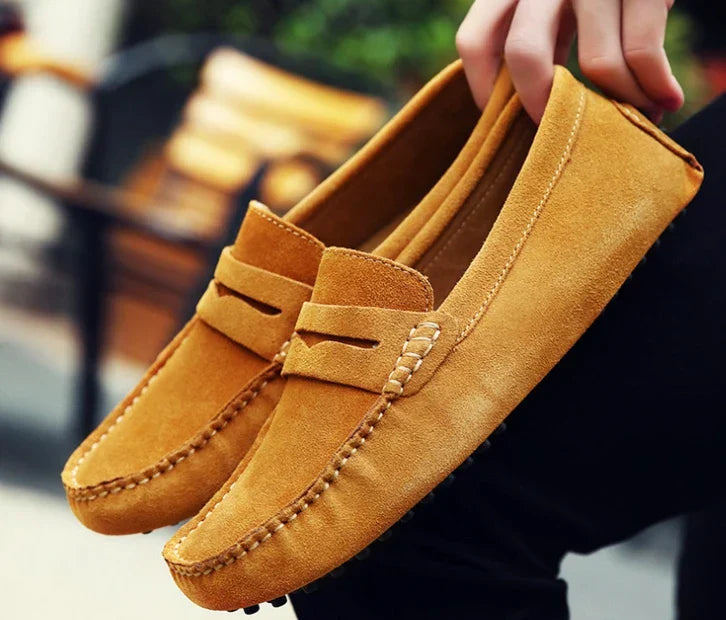 Mocassim Masculino Marcanzzi MZ305: elegância e conforto em camurça premium. Ideal para ocasiões casuais e formais. Durável, macio e sofisticado.